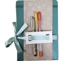 Dárková sada s poznámkovým blokem, pery a stuhou