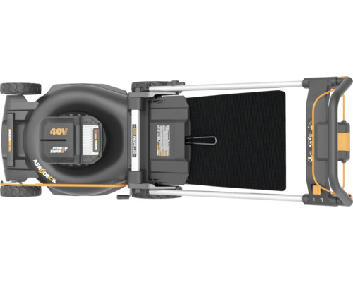 Pohled shora na akumulátorovou sekačku na trávu se samojízdným pohonem