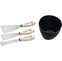 Tři špachtle a míchací kbelík pro stavební práce.