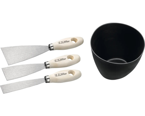 Tři špachtle a míchací kbelík pro stavební práce.