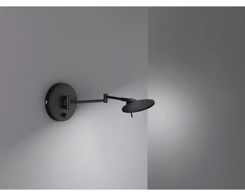 Otočná nástěnná lampa pro vnitřní osvětlení.