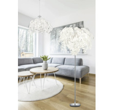 Obývací pokoj s šedou pohovkou, kulatými stoly a listovými svítidly jako stropní svítidlo a stojací lampa.