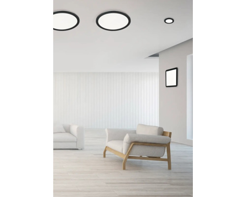 Světlý obývací pokoj se stropními svítidly a sedacím nábytkem