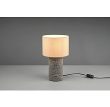 Stolní lampa s látkovým stínidlem a pletenou základnou