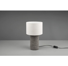 Stolní lampa s pletenou základnou a stínidlem