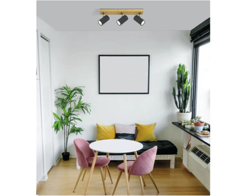 Decentní obývací pokoj s tříplamenovým stropním svítidlem s dřevěnými detaily