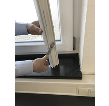 Instalace sítě proti hmyzu do bílého okenního rámu