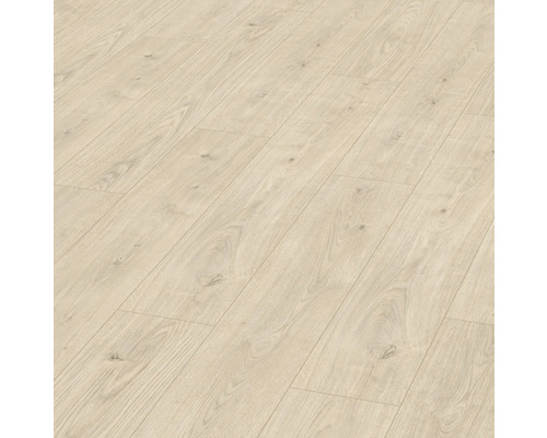 Světlá laminátová podlaha s vzhledem dřeva.