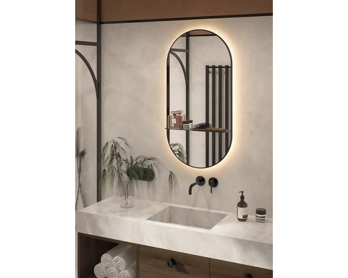 Koupelna s umyvadlem, baterií, zrcadlem s osvětlením a úložným prostorem