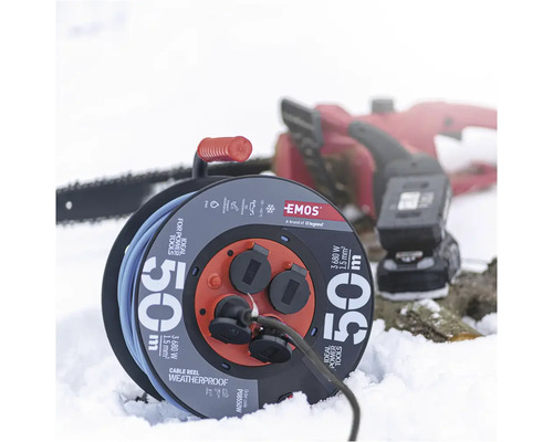 Kabelový naviják s 50 metry kabelu a řetězová pila ve sněhu