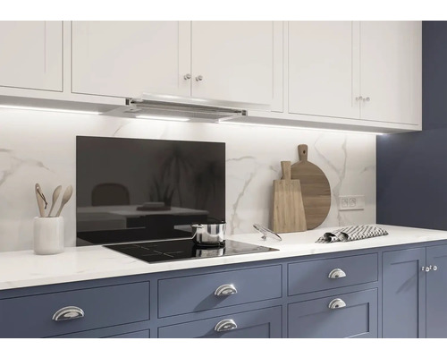 Kuchyňská scéna s varnou deskou, digestoří a kuchyňskými potřebami