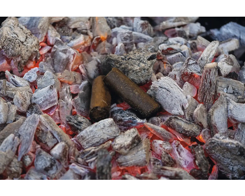 Žhnoucí grilovací uhlí s briketami z dřevěného uhlí