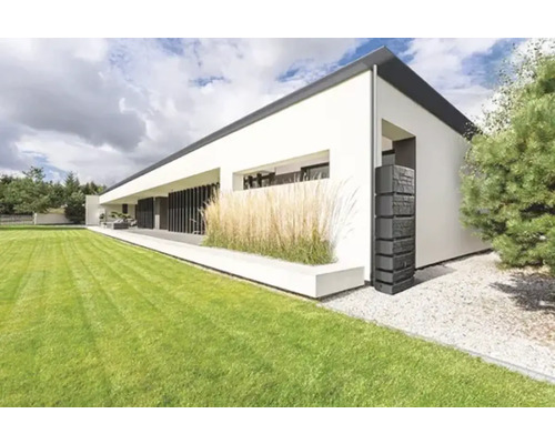 Moderní dům s trávníkem a nádrží na dešťovou vodu pro zavlažování zahrady