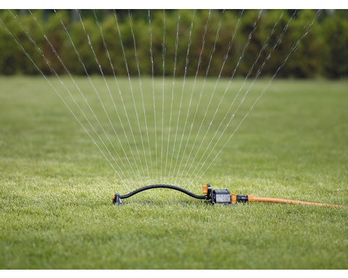 Zavlažovač trávníku zavlažuje trávník