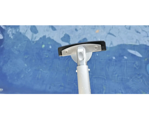 Kartáč na čištění bazénu ve vodě