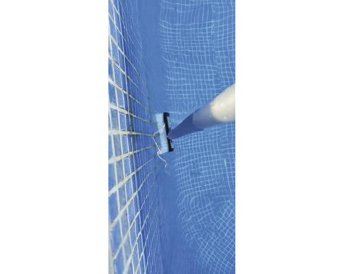 Kartáč na bazén čistí bazén.