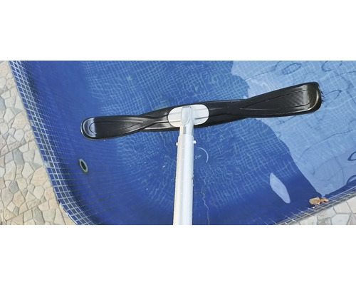 Kartáč na bazén s teleskopickou tyčí pro čištění bazénu.