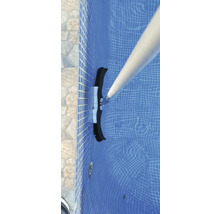 Bazénový kartáč s teleskopickou tyčí v bazénu