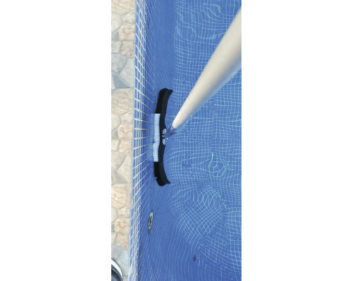 Bazénový kartáč s teleskopickou tyčí v bazénu