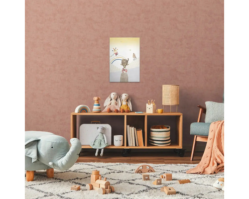 Dětský pokoj s regálem, hračkami a nástěnnou malbou