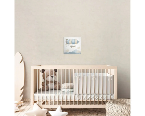 Dětský pokoj s dětskou postýlkou a nástěnnou malbou vzducholodi