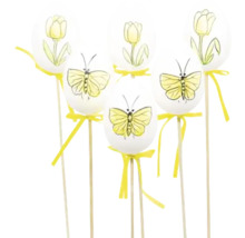 Velikonoční vajíčka s květinovými a motýlími motivy na tyčinkách