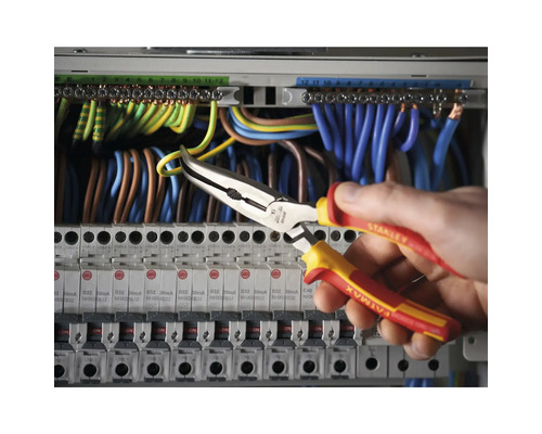 Elektrikář pracuje s plochými kleštěmi na elektrické instalaci.