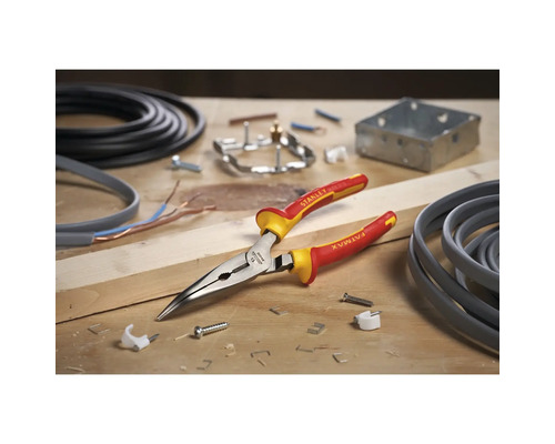 Kombinačky na dřevěném povrchu s kabely, šrouby a dalším instalačním materiálem