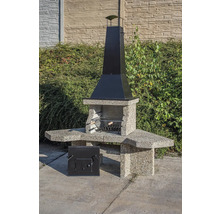 Grilovací krb s úložnými plochami a komínovou stříškou