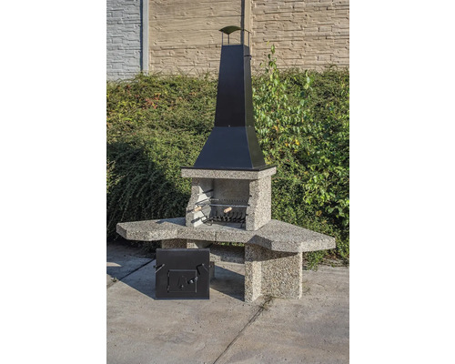 Grilovací krb s úložnými plochami a komínovou stříškou