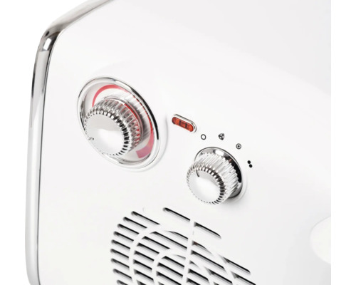 Detailní záběr elektrického ohřívače s otočnými knoflíky pro nastavení teploty a ventilátoru