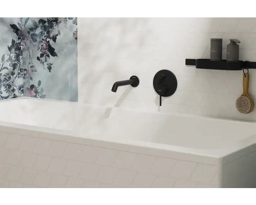 Koupelnová scéna s vanou, baterií a doplňky