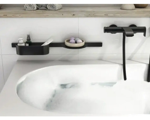 Koupelna s vanou, baterií a policí s koupelnovými potřebami