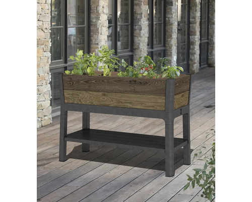 Vyvýšený záhon s rostlinami a úložným prostorem