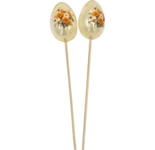 Dvě dekorativní skleněná velikonoční vajíčka s květinovým vzorem na dřevěných tyčinkách