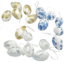 Dekorativní velikonoční vajíčka s různými vzory a stuhami k zavěšení