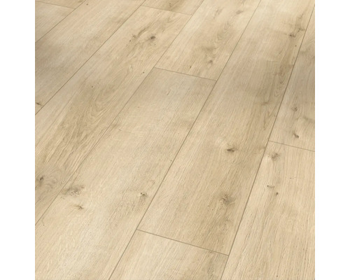 Detail laminátové podlahy s dřevěným vzhledem