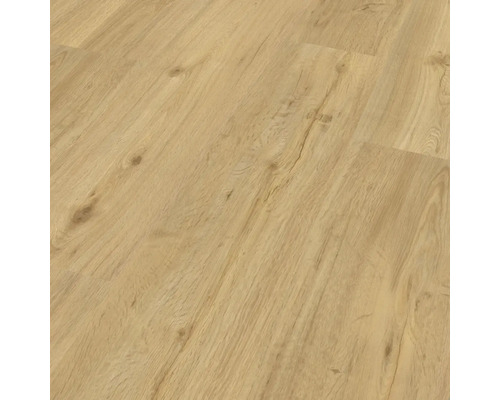 Detail laminátové podlahy s dřevěným vzhledem.