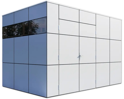 Budova s fasádou z panelů a okna