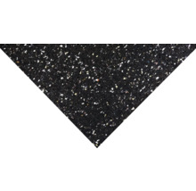 Černá gumová rohož s bílými skvrnami