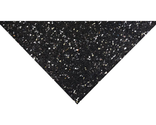 Černá gumová rohož s bílými skvrnami