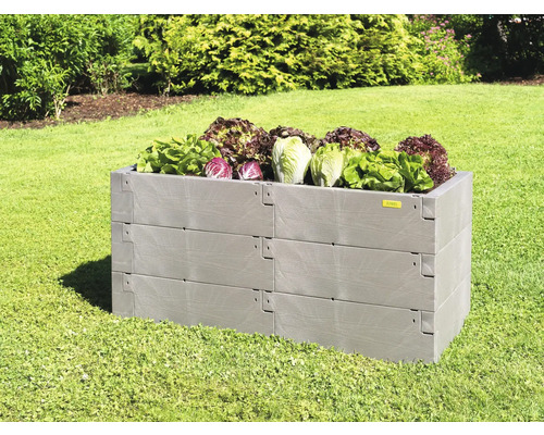 Vyvýšený záhon JUWEL Timber zástrčný 130 x 60 x 60 cm plastový nordic wood Plastový vyvýšený záhon se salátem na zahradě.