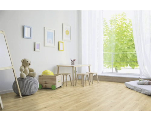 Světlá dětský pokoj s dřevěnou podlahou, hračkami, stolem a židlemi.