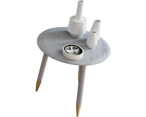 Dekorace na šedém dřevěném stole se třemi nohami