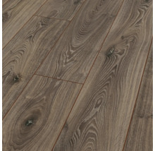 Detailní záběr laminátové podlahy s vzhledem dřeva