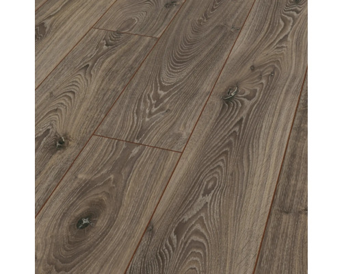 Detailní záběr laminátové podlahy s vzhledem dřeva