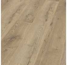 Detail světlé laminátové podlahy s dřevěným vzhledem