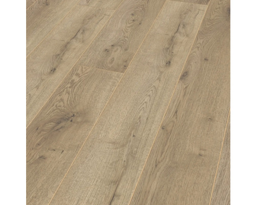 Detail světlé laminátové podlahy s dřevěným vzhledem