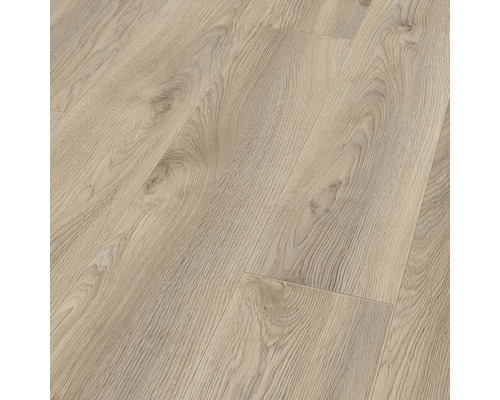 Detailní záběr laminátové podlahy s dřevěným vzhledem