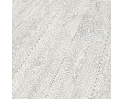 Detail světlé laminátové podlahy se vzhledem dřeva